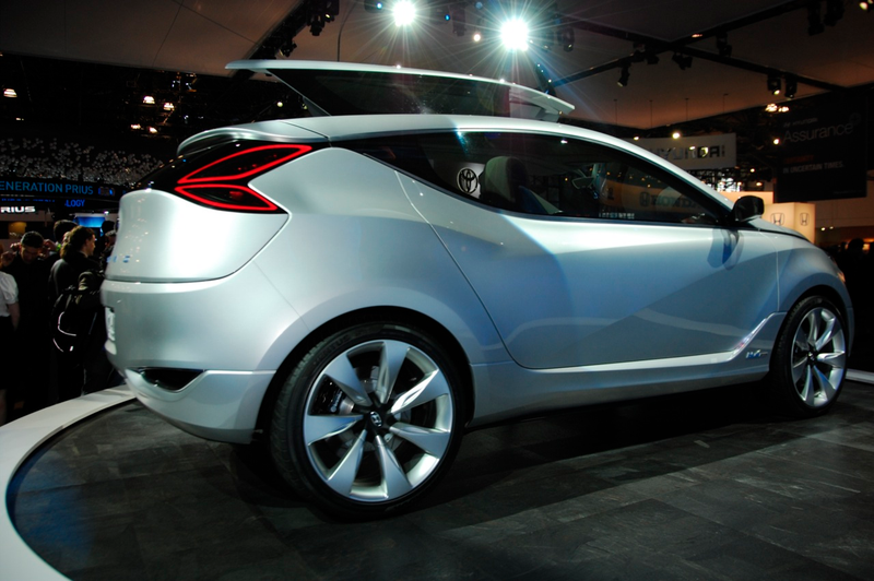 Illustration for article titled Hyundai Nuvis Concept: Hybrid Blue Drive Gives It Wings